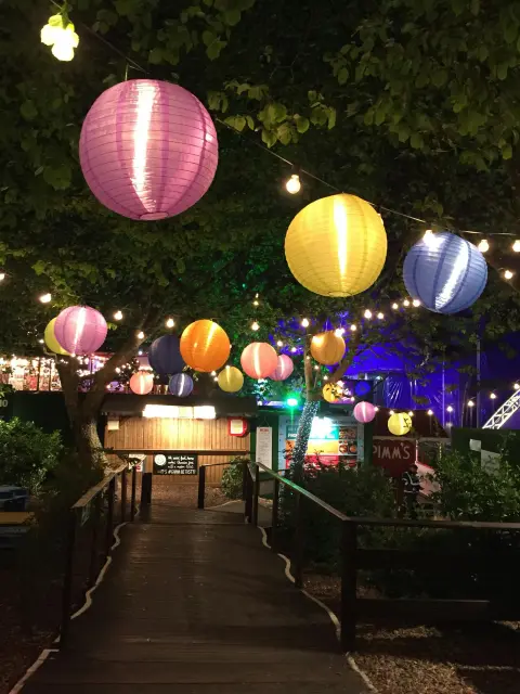 Evento nocturno con faroles de colores organizado por Sexto Sentido