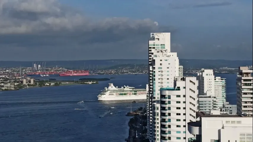 Puerto de Cartagena con un crucero entrando a la bahía